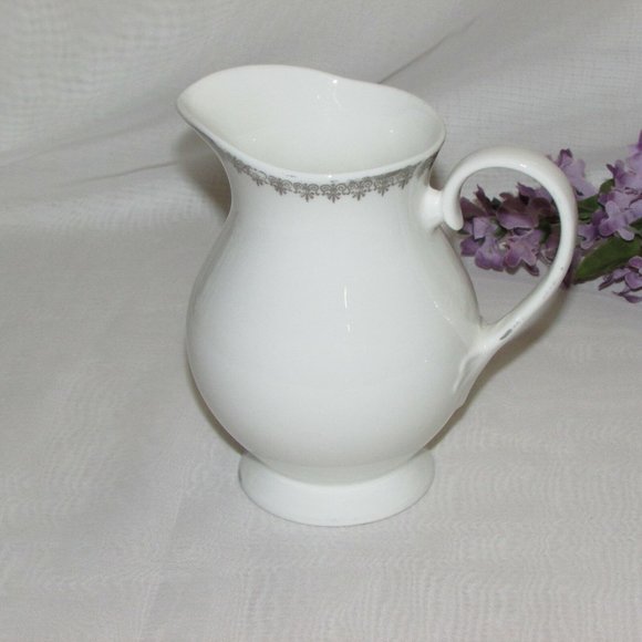 Royal Grafton Swan Lake Fine Bone China Creamer Vintage England - Picture 2 of 7